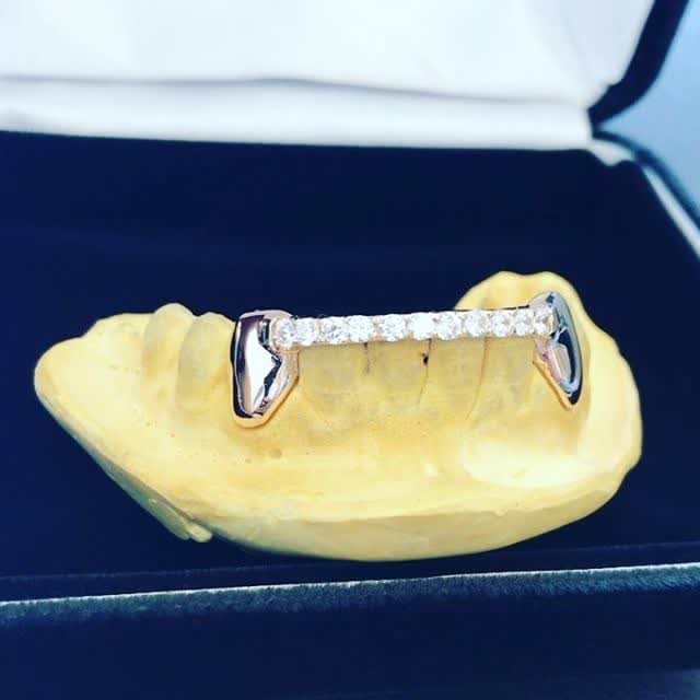 Make your teeth sparkle with these fabulous grills. 
qoo.ly/ej42c