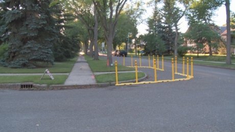 Edmonton looking at city-wide solution to neighbourhood traffic problems cbc.ca/news/canada/ed…