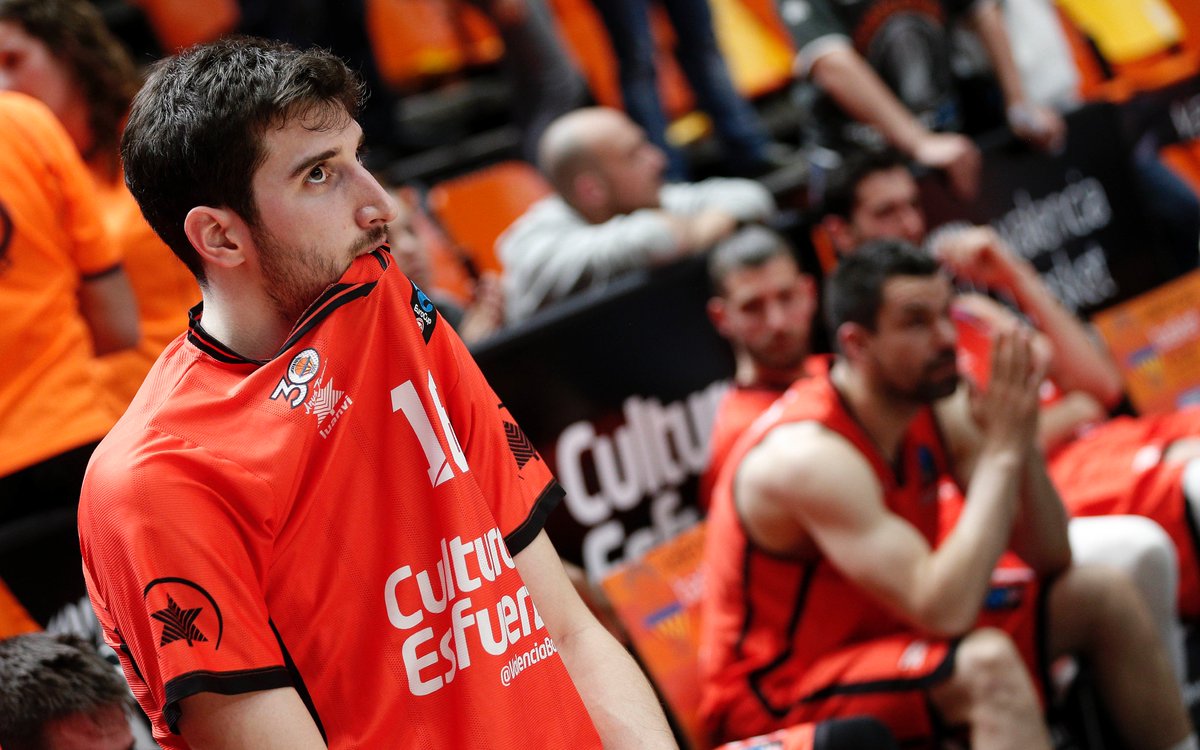 miguelangelpo67's tweet photo. No pudo ser. Un inexplicable último cuarto deja a @valenciabasket sin opciones de conseguir su 4ª #Eurocup. Solo queda levantarse y seguir. https://t.co/6Kv7PEIF5e