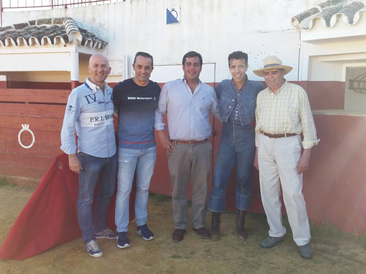 VPuertoOficial's tweet photo. Que gozada de tarde, familia,amigos y toreo #RETIENTA @Sotodlafuente @casanovasocial #maestroFUENTES https://t.co/hzNEk8LkYW