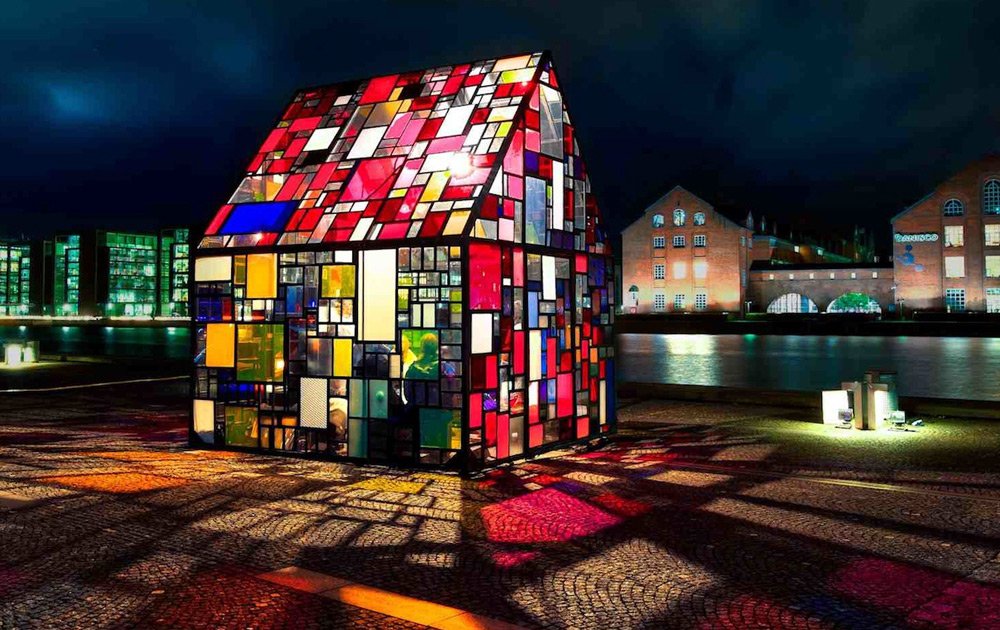 Howard_Curry's tweet image. See the people inside? #colorful #interestingimage #tomfruin #pexiglasshouse #dumboartsfestival
