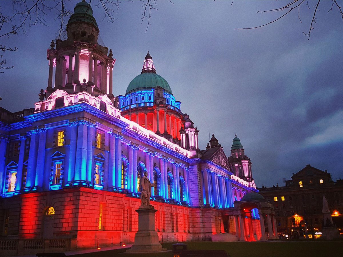 #Belfast City Hall lit up in memory of the #StPetersburg attack! #Russia #PrayForSaintpetersburg ⚪🔵🔴
