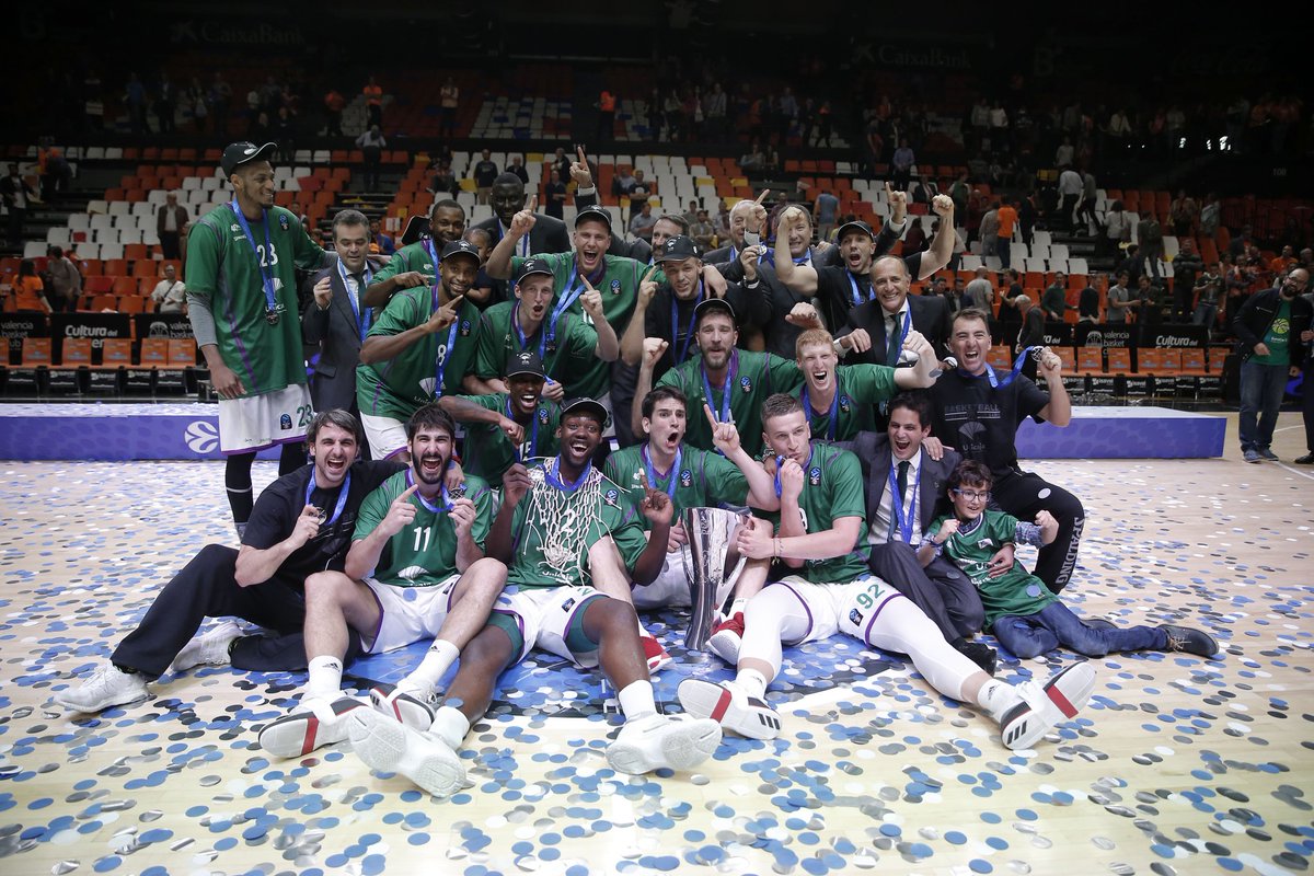 unicajaCB's tweet photo. Las fotos de un equipo CAMPEÓN #MÁLAGANOSERINDENUNCA 💚💜💪 https://t.co/WXvp1nzMHi