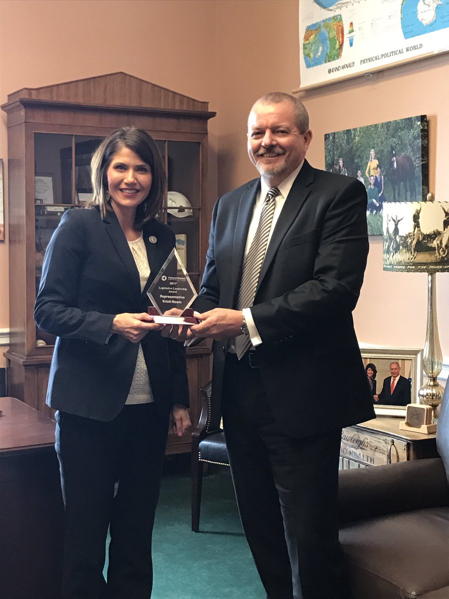 NaedaEquip's tweet photo. Today we met with @RepKristiNoem to present our Legislative Leadership Award. Thank you for all you do for ag! #EDAatWork #FlyIn2017 https://t.co/mAYCOEoxD0