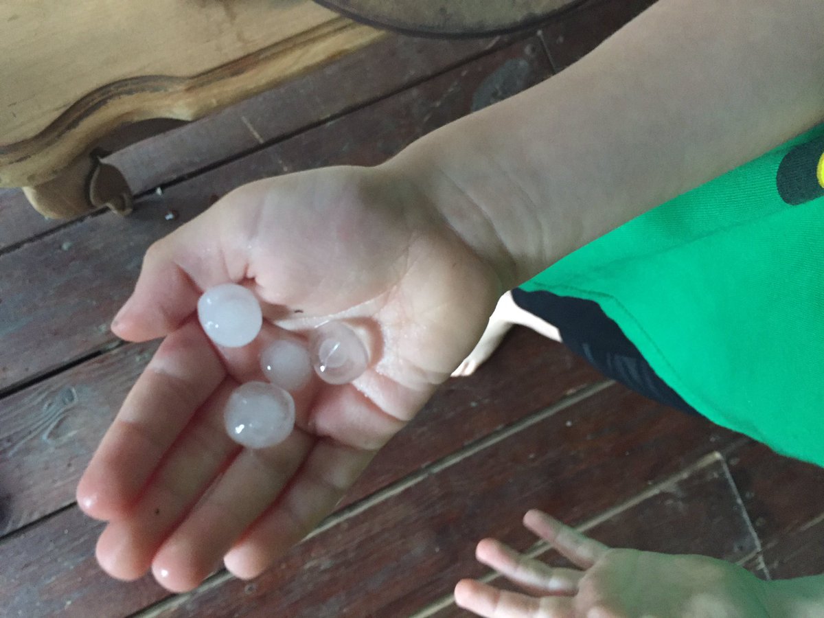 edfire4's tweet photo. @spann quarter size hail in Hoover / Rocky Ridge / Vestavia area. #hailyeah #freeicecubes #sledding https://t.co/O1nG6nPqRw