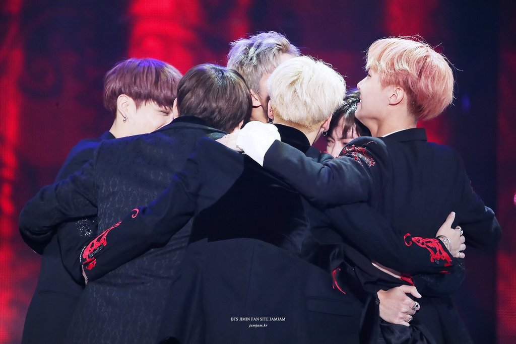 KingKTH_twt's tweet photo. RT if you LOVE all of them EQUALLY without leaving any member out. Cause thats the formula of true love and to be a member of our family. https://t.co/ENAUp3ysJC