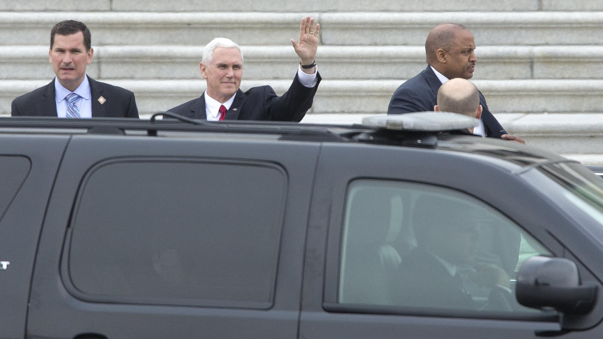 latimes's tweet photo. Secret Service agent on Pence's detail suspended after meeting with prostitute https://t.co/3tVmfBG63s https://t.co/3dareM6MwL