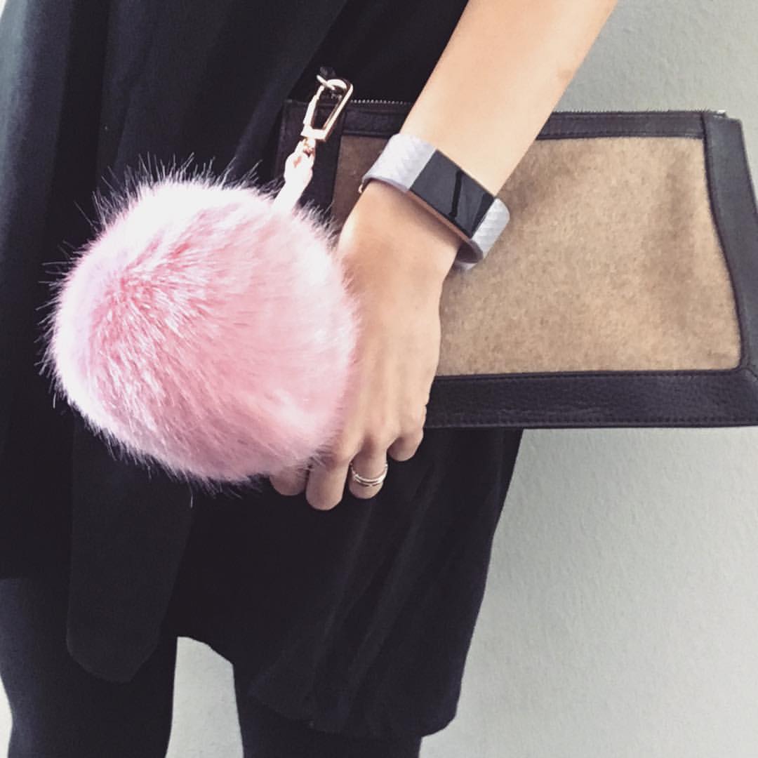 TheFlossyCo's tweet image. Pom pom monday
#pompom #pompomkeychain #flossyco #mondayblues #agnona #cashmereclutch #cashmere #pink #nude #black #ootd #chopard