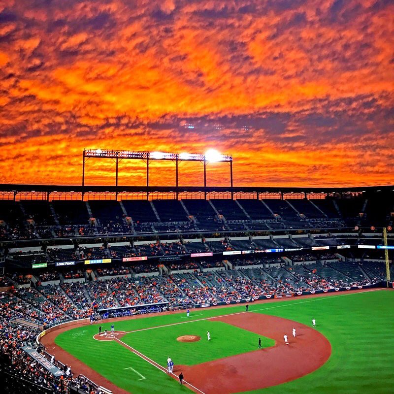 BaseballBros's tweet photo. Absolutely gorgeous sky https://t.co/LXs28iVrVQ