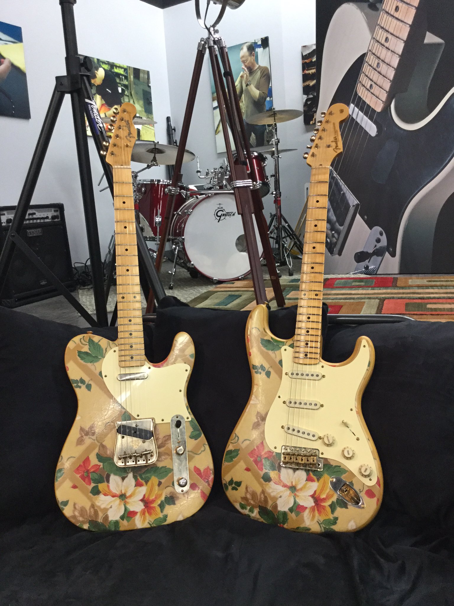 山野楽器 本店 クラシックギター マンドリン Fender Order Tour 現地選定品の中でも 特に目を惹くのがこの2本 ユーリ シスコフ制作 1930年代の壁紙をボディトップに貼ったストラト Amp テレ ペアでいかがですか 入荷時期 詳細などはお問い合わせ