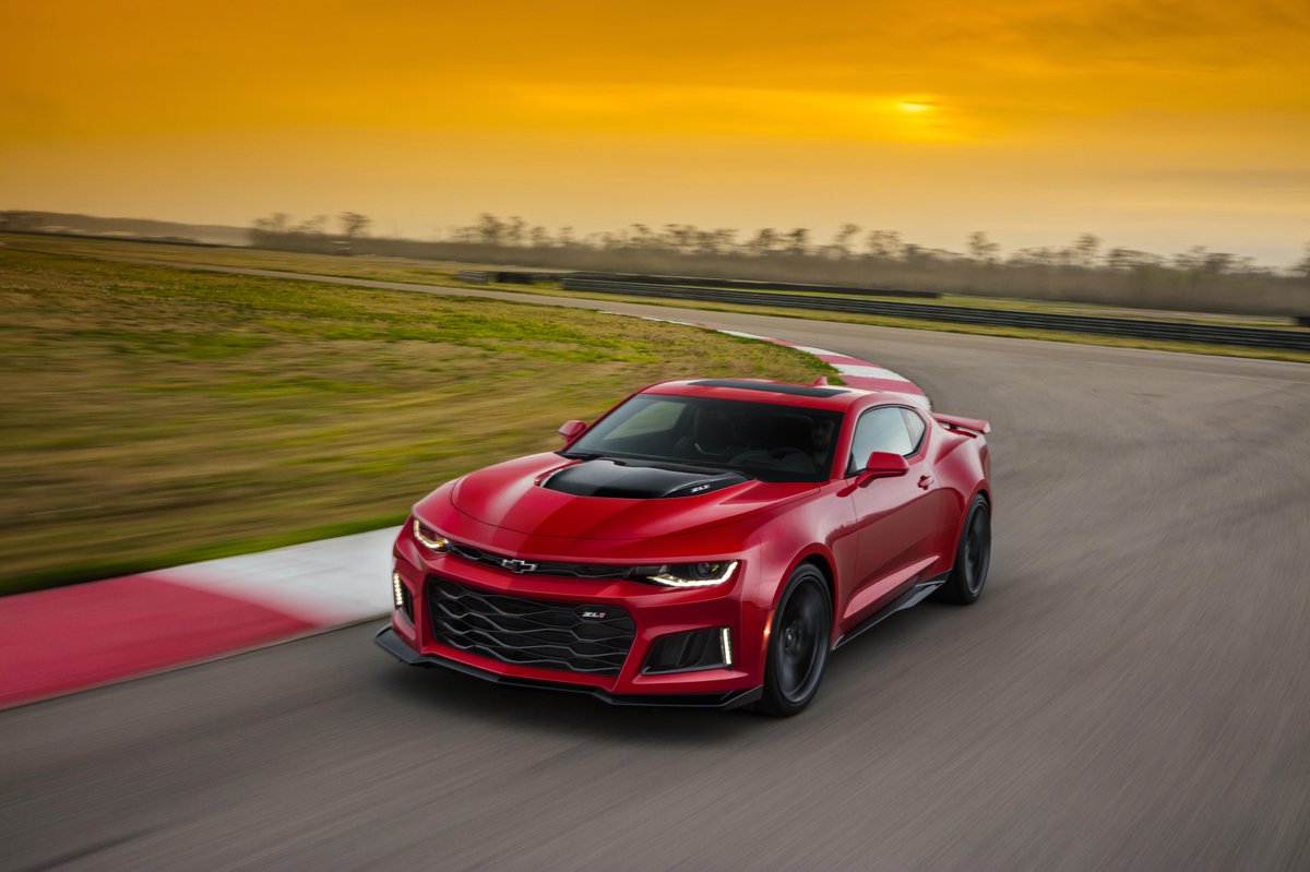 PublicautoVe's tweet photo. El poder de #CamaroZL1 nace del motor 6.2L V8 supercargado y 650 hp, listo para dominar la pista. #ZL1Fun2Drive https://t.co/olUiTHMwE2