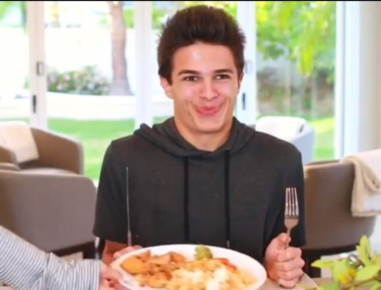 BrentRivera's tweet photo. When your mom says dinner is ready..😂😋 https://t.co/fMuGzOVOKd