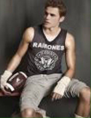 taraleo1996's tweet photo. Me on the school football team https://t.co/sHy5ESymP6