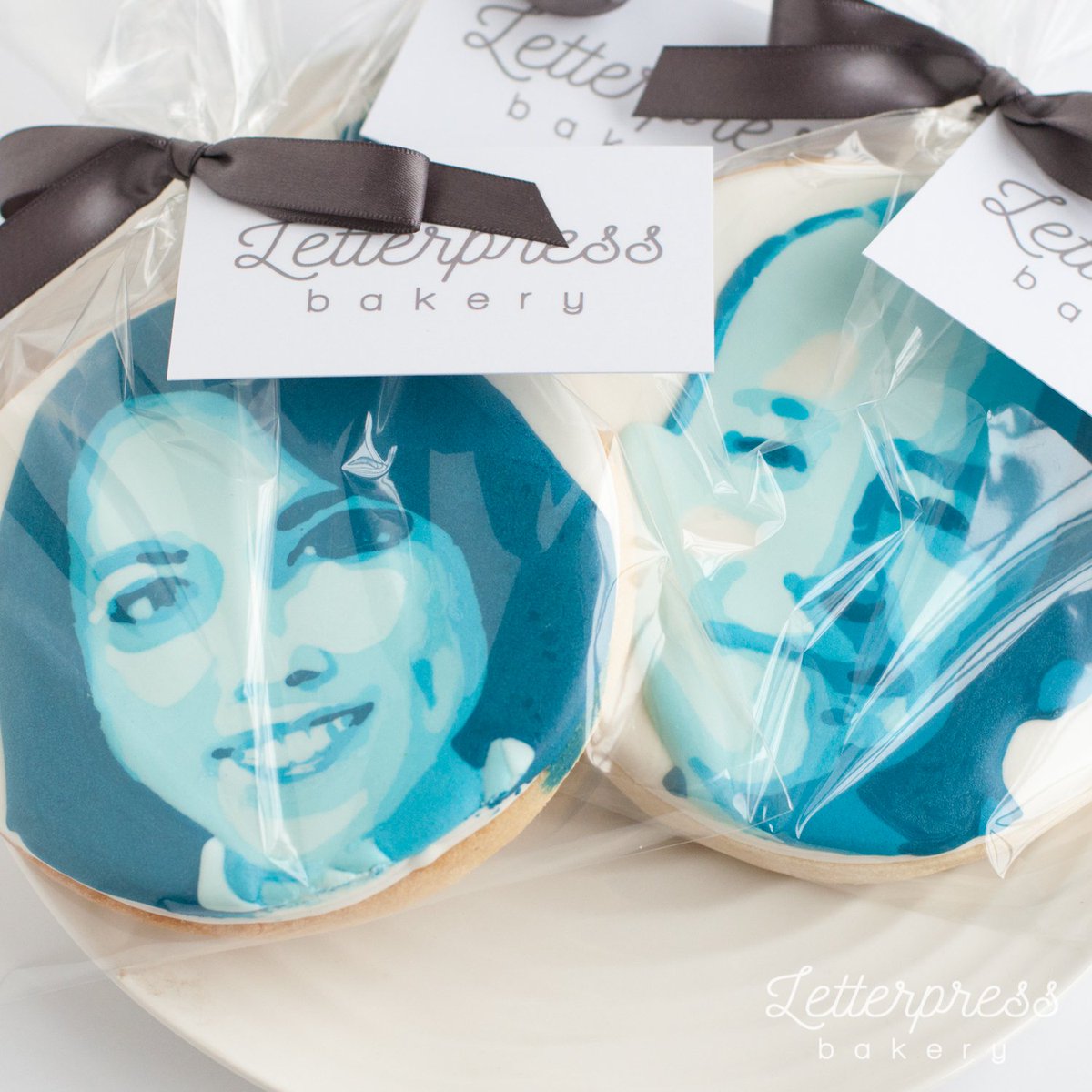 LetterpressB's tweet photo. Posterized and cookied their faces, cuz who wouldn't want to eat their own face?! #cookieportrait @CIMConference @EventsByAly #CIMC2017 https://t.co/Bkm4juKRLw
