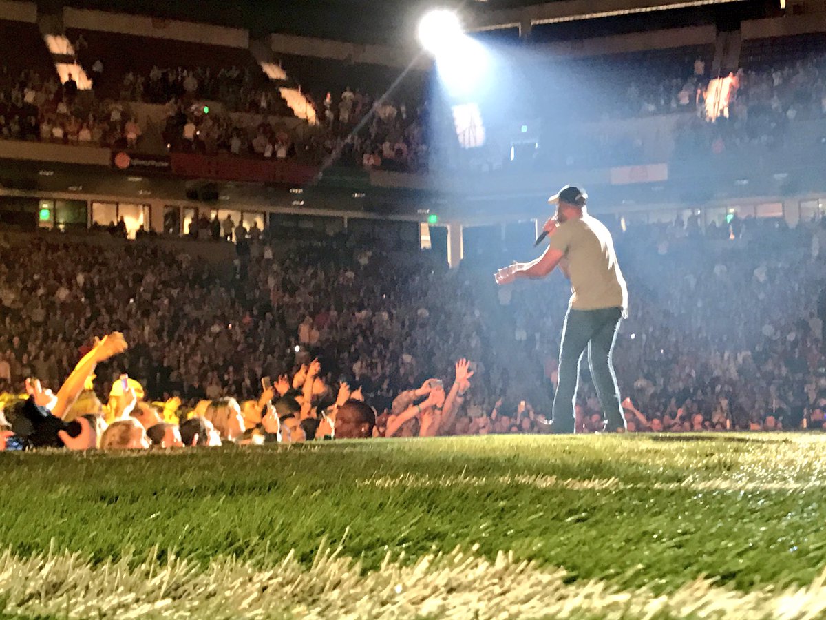 UofSC's tweet photo. Welcome home, @dariusrucker. 🐔 https://t.co/yYlmjI4kle