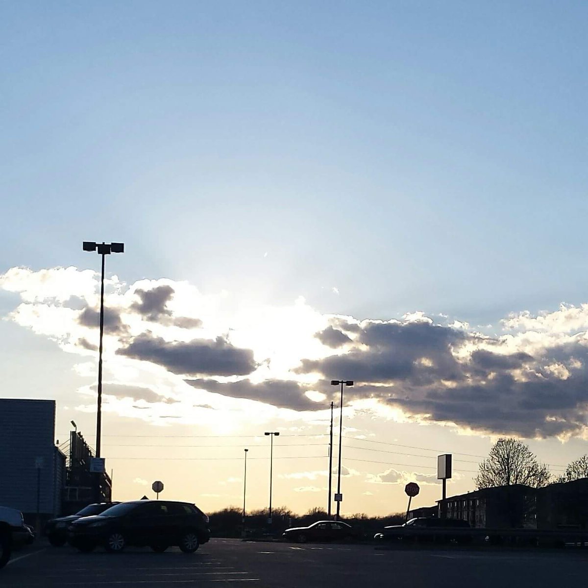 eligwy77's tweet photo. #nebraskathroughthelens #skypeople #sunthroughtheclouds @mizzlizzieo @LeemitageLuke @MarieRuvalcaba @arociorl @coalese @sanja_zivic https://t.co/PdrGqHNtYu