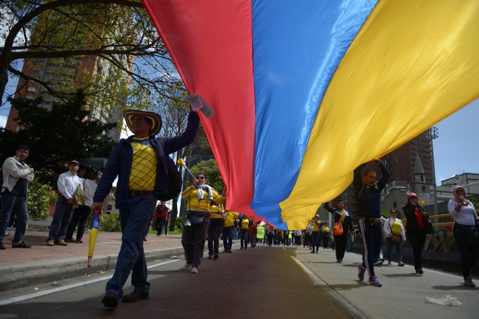 elespectador's tweet photo. Colombianos confían más en las empresas que en las ONG. https://t.co/WzMVGbHGZr https://t.co/7mUBmNlEyg