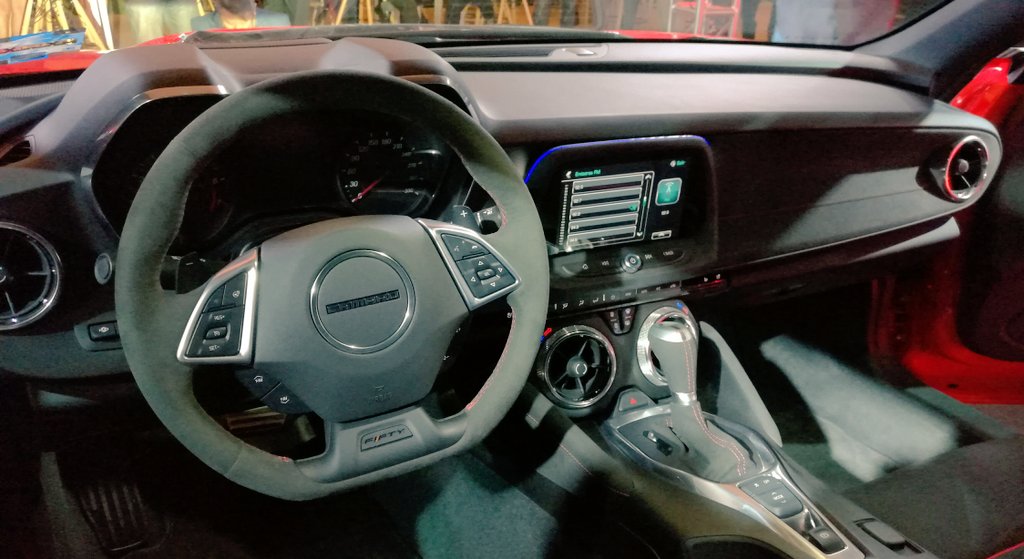 parentesis's tweet photo. El nuevo #CamaroZL1 estará disponible a finales de abril y sólo habrá 50 unidades a un precio de 1,250,000 pesos #ZL1Fun2Drive https://t.co/LYAgSJwqFY