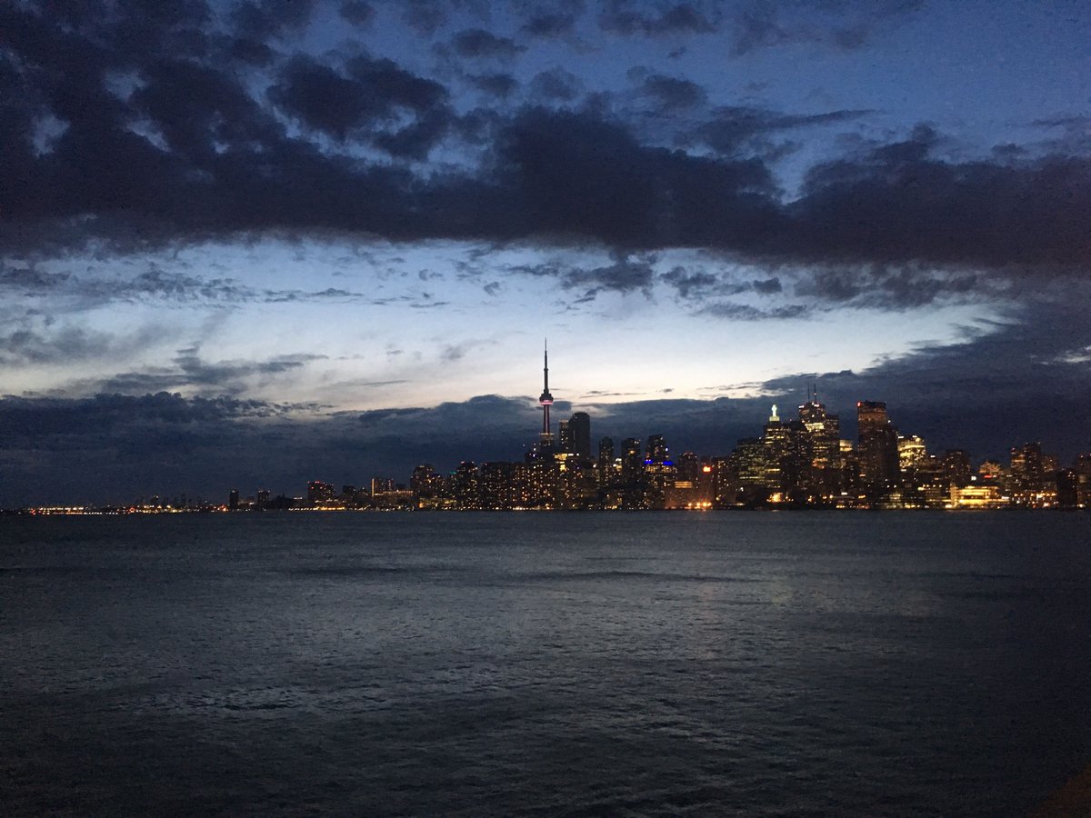 ShawnJHamilton's tweet photo. #Toronto at night https://t.co/XIvj3CZ5wT