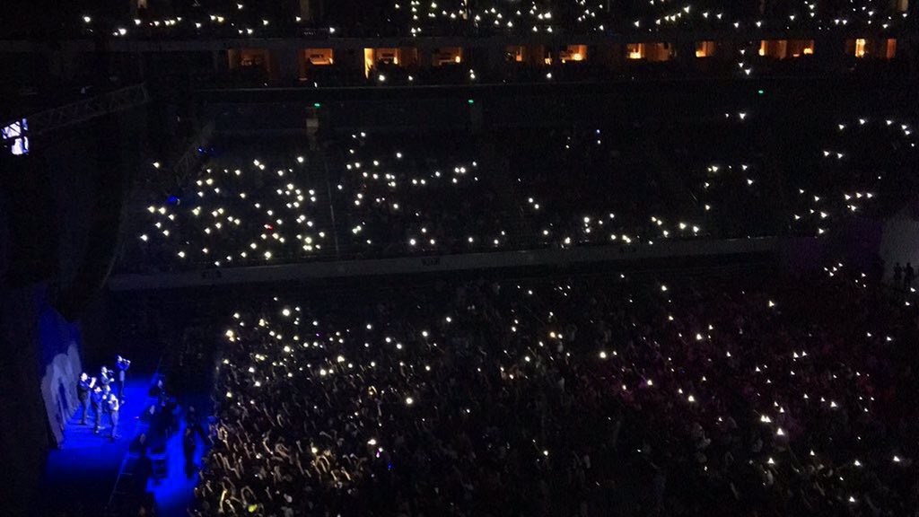 TraceGaynor's tweet photo. Flashlight 😍 singing a song from PP2 in Manila when we repped the Philippines in the movie hit me right in the feels https://t.co/NvTWBOesHZ https://t.co/ATkgIYfF1p
