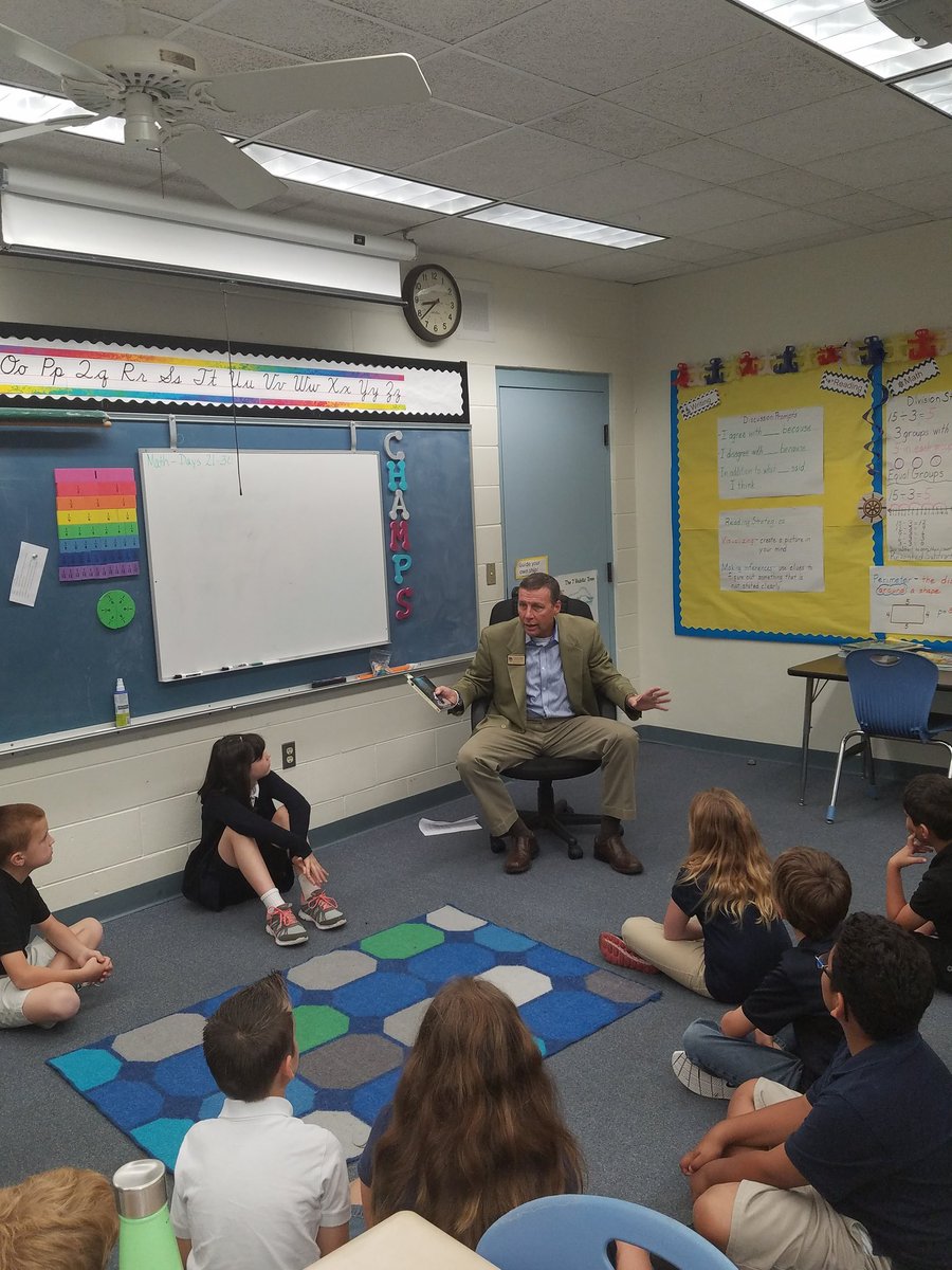 LinnetteHernand's tweet image. Thank you @GaryGmarks @tlmarcks @lyndigoepfert for joining us &amp;amp; reading with our students! #vcsignite