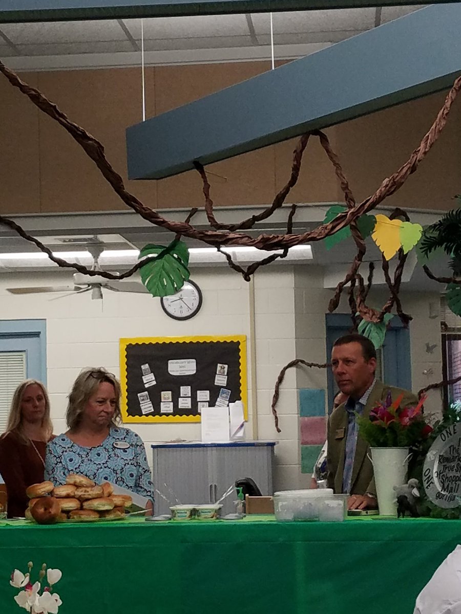 LinnetteHernand's tweet image. Thank you @GaryGmarks @tlmarcks @lyndigoepfert for joining us &amp;amp; reading with our students! #vcsignite