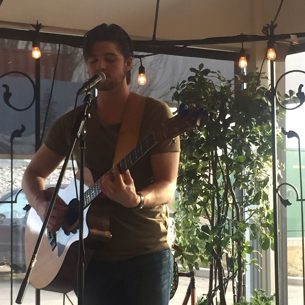 Check out Robert Rooke playing tonight at Cravings tonight! #yyc #yycnow #yyclife #yycliving #livemusic #happeningnow #guitar #tonight #con…