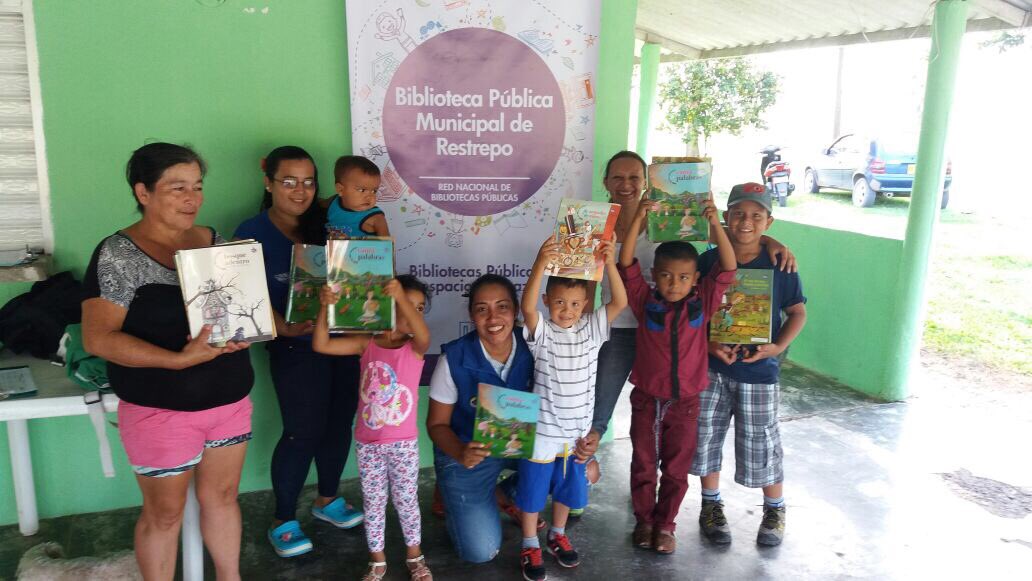 RedUnidosG14's tweet photo. Niños de hogares Unidos en Restrepo, Meta, felices con oferta "Leer es mi Cuento" @ProsperidadCol @mincultura @Cristandreslr #RedUnidosG14 https://t.co/wZd0vSCjNV