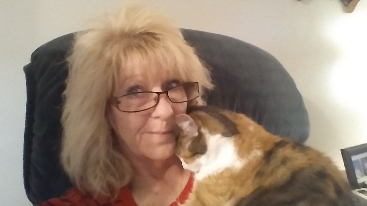 CindieNolin1's tweet image. #HowIBondWithMyPet give them plenty of snuggles