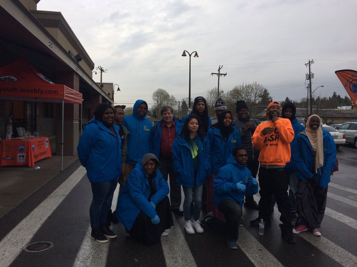 rainierbeach's tweet photo. The #RainierBeach #CornerGreeter crew is at #Safeway giving out community surveys! You can participate here: https://t.co/krtyBxFfAj https://t.co/k4IGoQpoyO