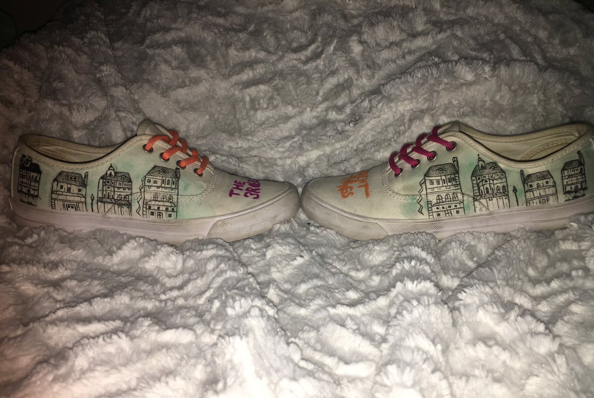 mollyykc's tweet photo. an old pair of shoes i found while cleaning out my closet just turned into the coolest kicks in town https://t.co/oKkS7vUkkk