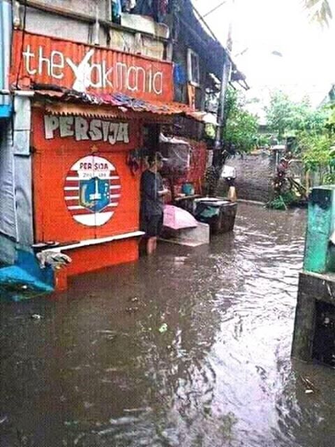RikoWork's tweet photo. Tolong doain semoga tambah gede banjirnya https://t.co/tHMrHm6Kn3