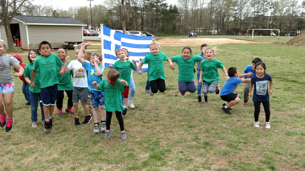 AgnerMatthew's tweet image. Cool field day at Elon with each event from different countries. Way to keep it Global Mrs. Johnson.  Hey are those 3 girls in front flying?