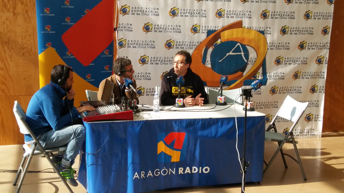 Comienza la grabación del programa 'de puertas al campo' de Aragón Radio con Carlos Espatolero y el presidentede la Asociación Empresarial.