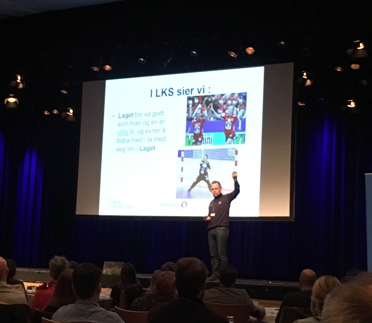 leanforum_svg's tweet photo. Thorir Hergeirsson snakker om utviklingskultur vs prestasjonskultur på #leandagen2017 i Stavanger @LeanForumNorge https://t.co/Wdlly0BDZW