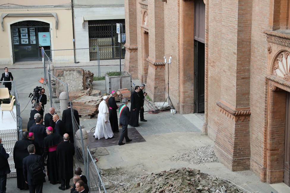 CavinaVescovo's tweet photo. La visita di #PapaFrancesco ha portato gioia e speranza alla nostra comunità che con coraggio si è rialzata dopo il sisma del 2012. https://t.co/TZEKs2iamj