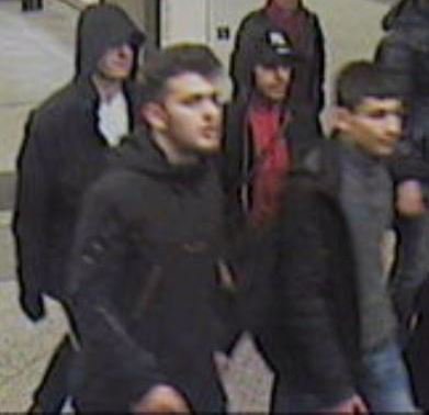 Richtig mutig! Eure Mamas sind sicher stolz auf euch 
Zu viert raubten die Männer in #Rudow einem Mädchen (14) das Handy. #Polizei #Fahndung