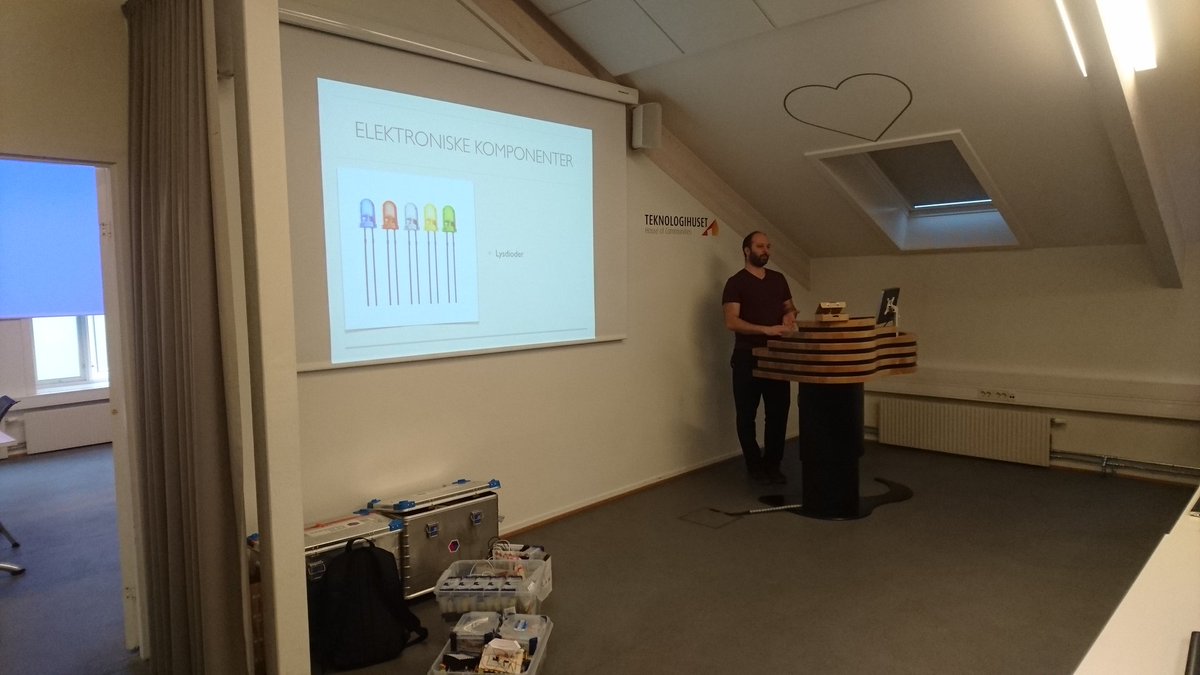 . <a href="/joachimhs/">Joachim Haagen Skeie</a> forteller om hvilke rimelige komponenter som hører hjemme i et #makerspaceiskolen <a href="/IKTipraksis/">IKT i praksis</a> <a href="/kidsakoder/">Lær Kidsa Koding!</a>