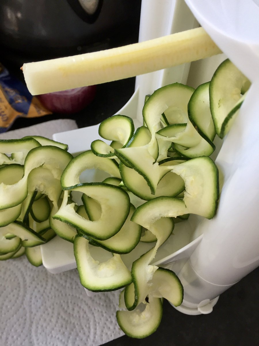 HolliePlus's tweet photo. A BEGINNERS TRY OF SPIRALIZING - Using the @IdealWorldTV #cookworks Spiralizer! #Foodie #foodblogger https://t.co/pGkiajCCz1 https://t.co/MrLxU948fO