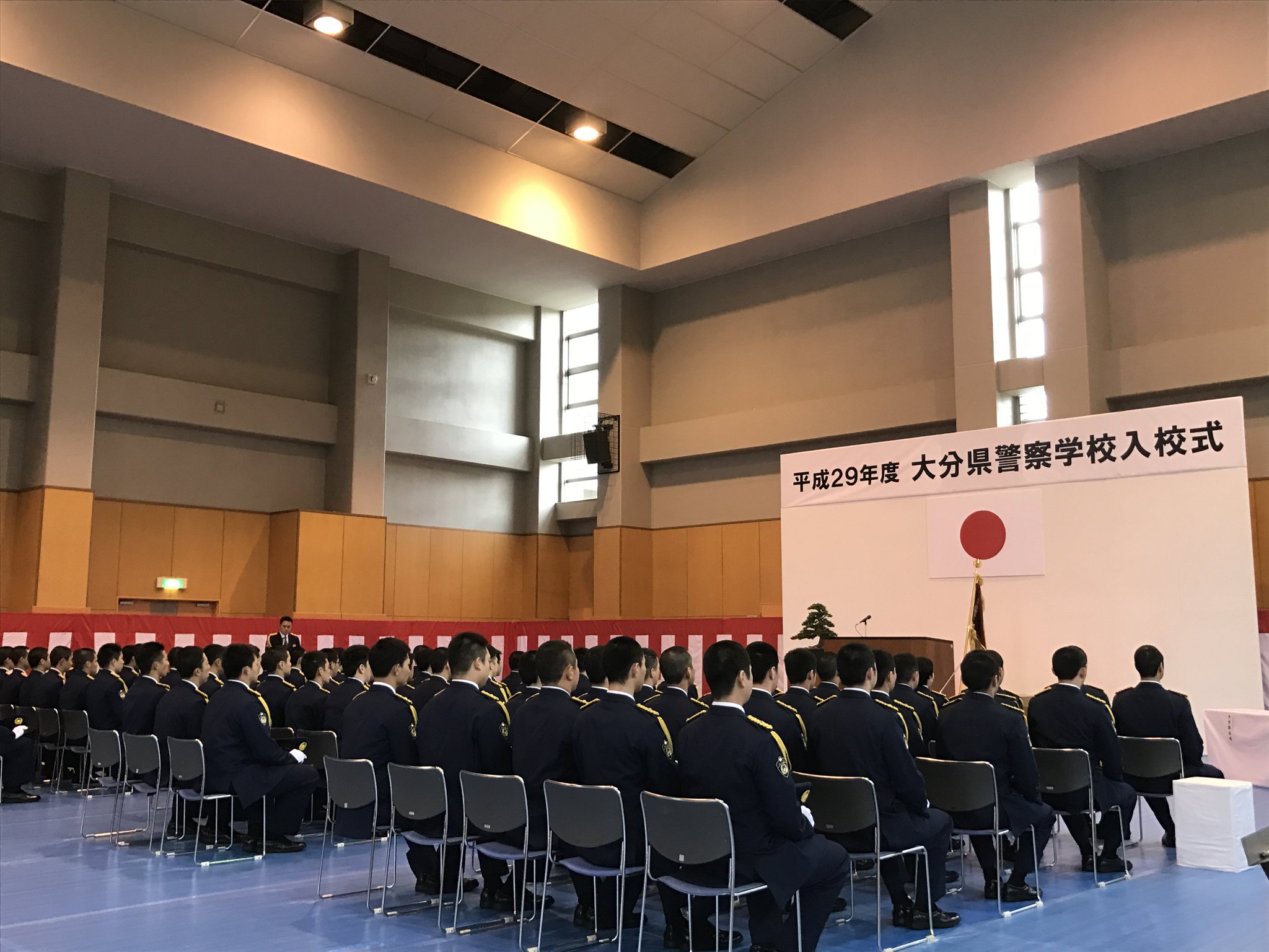 大分県警察 Twitterissa 平成２９年度大分県警察学校入校式 今日４月６日に大分県警察学校で入校式が行われたよ ８６名の新人警察官 警察事務職員がこれから僕たち大分県警の一員として学校で教育を受けるんだ 入校した学生は 警察本部長から辞令書を交付され