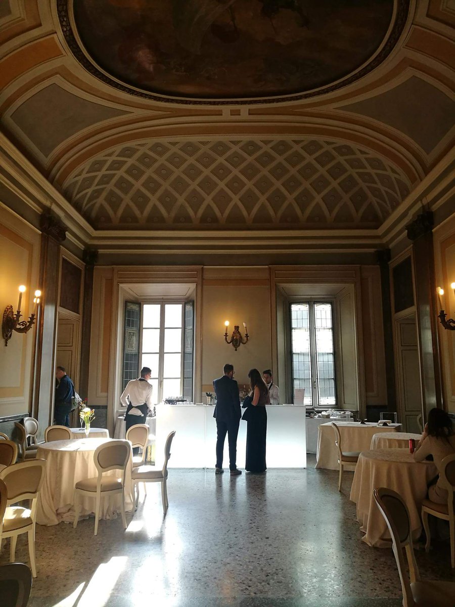 CmRecchia's tweet photo. Stasera aperitivo #crowbeer #maiscorvino #palazzocusani #brera https://t.co/9Tymrzfnfh
