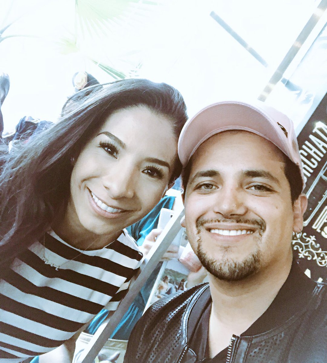 WENDYMIRAMON's tweet photo. Wooow! Q increíble conocerte querido @victordrangel ! https://t.co/k1JcLRYbOT