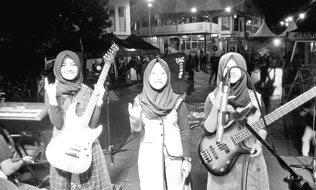 AdibHidayat's tweet photo. VoB, 3 gadis muda usia 16 tahun memakai hijab dari Garut tampil memukau membawakan Rage Against The Machine https://t.co/Cxg0mvna8I https://t.co/mYCtBib8lY