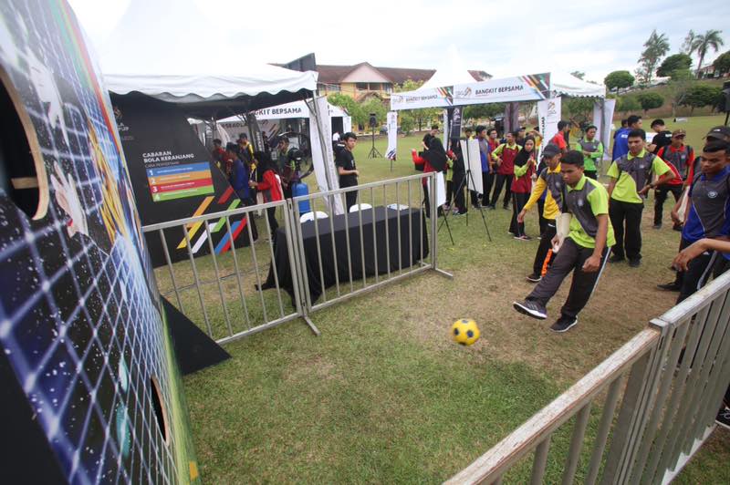Berita Harian On Twitter Antara Pelajar Yang Mengambil Bahagian Dalam Acara Sukan Sempena Road Show Sukan Sea Kl 2017 Pada Hari Sukan Kolej Vokasional Jasin Jasin Https T Co Gwgyi1ac6t