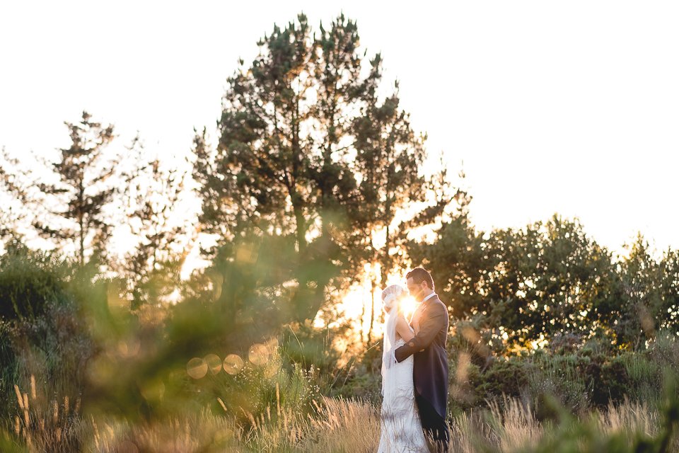 f2studios's tweet image. Vane y Luis disfrutando de los últimos rayos de sol del día de su boda.