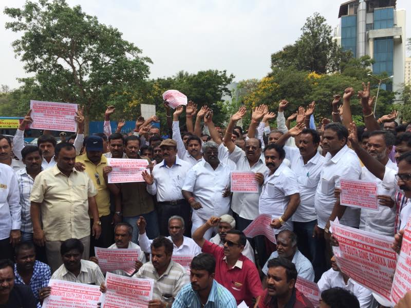 NewsNetIIJNM's tweet photo. Maxi cab owners association, Bengaluru airport association and Bangalore district bus drivers association have joined in the  #lorrystrike https://t.co/zxKDwNyTWC