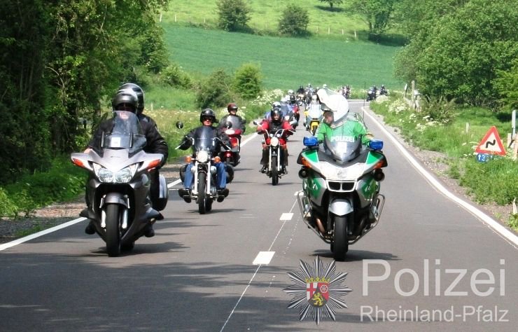 PolizeiTrier's tweet photo. Motorradsymposium in #Wiesbaum/Eifel #Bikes #biker #Motorrad Fahrübungen Tipps kostenlose Teilnahme Anmeldung: https://t.co/8duY8B1TKZ https://t.co/m3wx02Cy0h