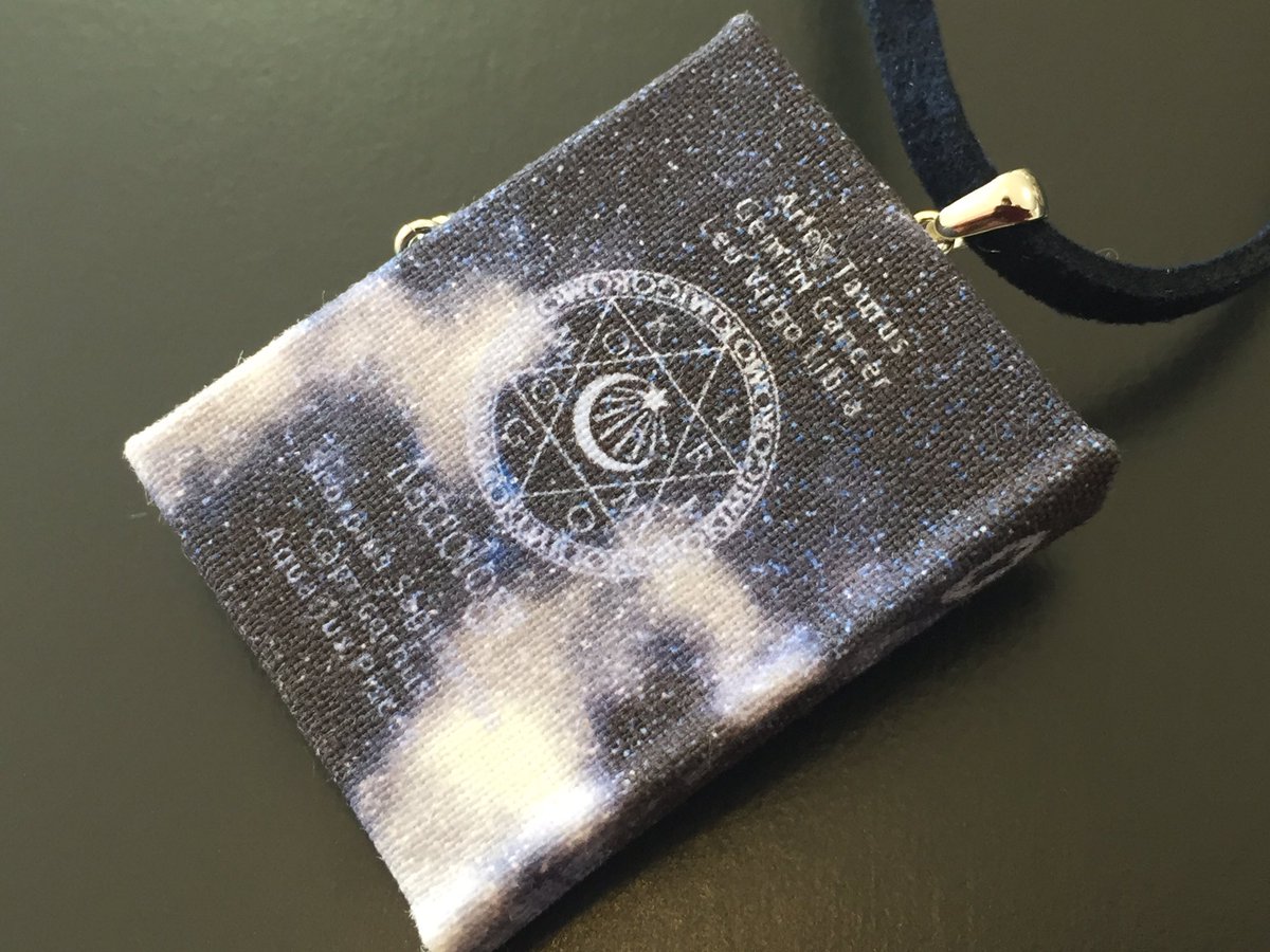 雑貨屋 子猫堂 Pa Twitter ドラゴンの魔法世界展 君衣 さん 魔法書ペンダント 銀河のテトラビブロス 現代にまで伝わる占星術の教科書 表紙には まるで銀河を結晶化したような不思議な石飾りが施され 見る者を惑わします ブログではご紹介していなかっ