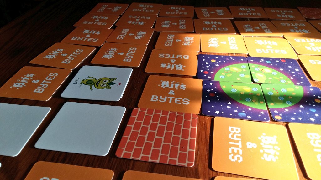 tyrower's tweet image. Un peu de jeu &amp;amp; d&apos;amusement à la #PenséeInformatique avant de partir à l&apos;école ce matin =oD @bitsbytes_cards  #EnFamille cc @classcode_fr 😉