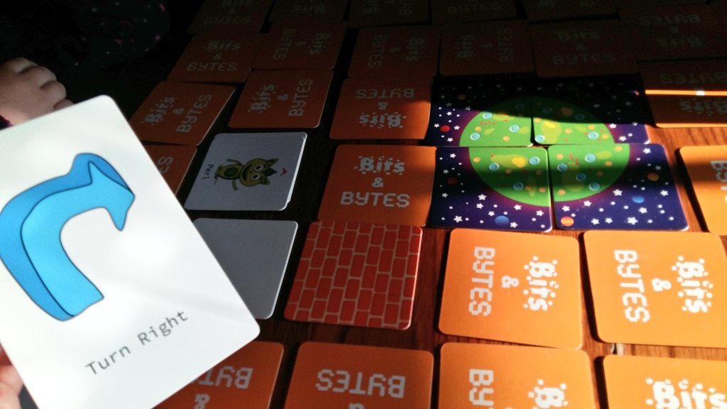 tyrower's tweet image. Un peu de jeu &amp;amp; d&apos;amusement à la #PenséeInformatique avant de partir à l&apos;école ce matin =oD @bitsbytes_cards  #EnFamille cc @classcode_fr 😉